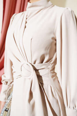 Kendinden Desenli Parça Detaylı Elbise Bej - Tesettür Elbise