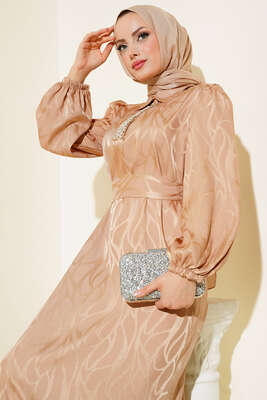 Kendinden Desenli Saten Elbise Latte - Tesettür Elbise