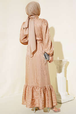 Kendinden Desenli Saten Elbise Latte - Tesettür Elbise