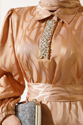 Kendinden Desenli Saten Elbise Latte - Tesettür Elbise