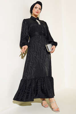 Kendinden Desenli Saten Elbise Siyah 