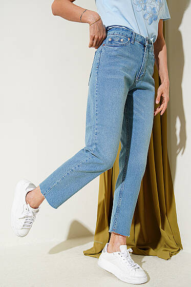 Kesik Dar Paça Taşlı Kot Pantolon Açık Mavi - Kadın Giyim Modelleri