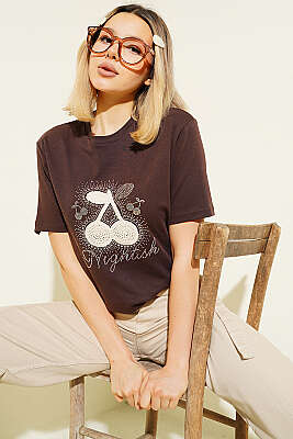 Kiraz Baskılı Mini Taşlı T-shirt Kahve - DESTİNA