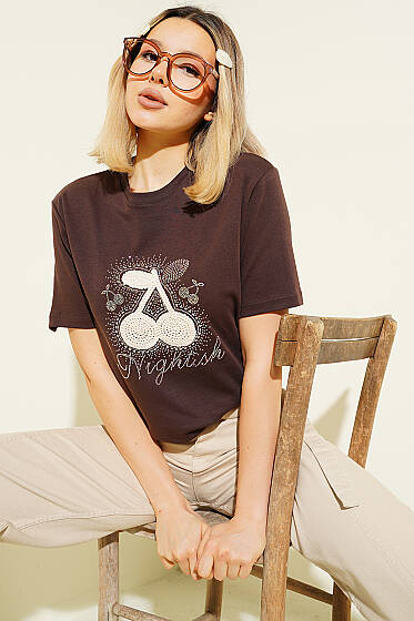 Kiraz Baskılı Mini Taşlı T-shirt Kahve - Kadın Giyim Modelleri