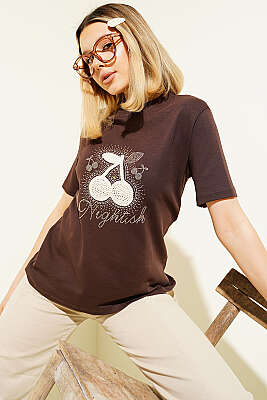 Kiraz Baskılı Mini Taşlı T-shirt Kahve - Kadın Giyim Modelleri