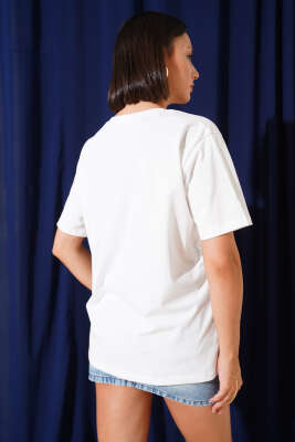 Kiraz Nakışlı Detaylı T-shirt Beyaz - Kadın Giyim Modelleri