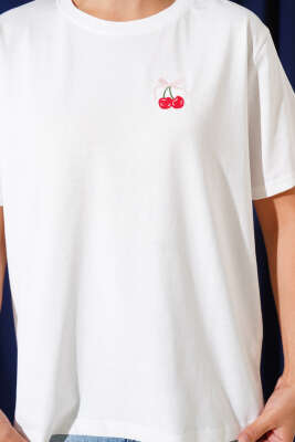 Kiraz Nakışlı Detaylı T-shirt Beyaz - Kadın Giyim Modelleri