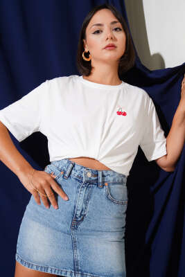 Kiraz Nakışlı Detaylı T-shirt Beyaz - Kadın Giyim Modelleri