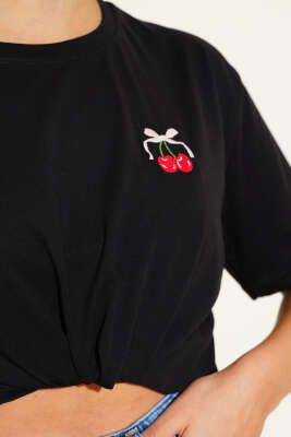 Kiraz Nakışlı Detaylı T-shirt Siyah - Kadın Giyim Modelleri