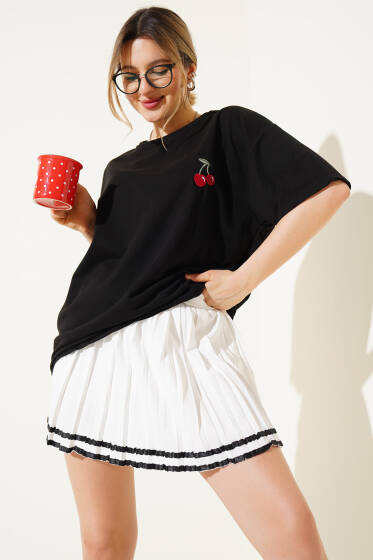 Kiraz Nakışlı T-Shirt Siyah - Kadın Giyim Modelleri