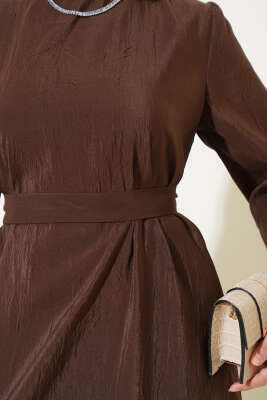 Kırışık Doku Kuşaklı Elbise Kahve - Tesettür Elbise