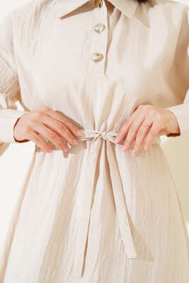 Kırışık Doku Yarım Düğmeli Elbise Bej - Tesettür Elbise