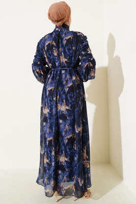 Kol Büzgülü Karışık Desen Şifon Elbise Lacivert - Tesettür Elbise