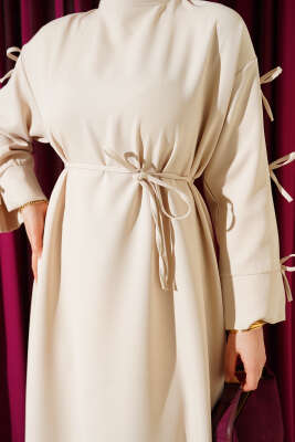 Kol Fiyonklu İp Kuşaklı Dabıl Elbise Bej - Elbise