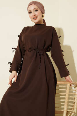 Kol Fiyonklu İp Kuşaklı Dabıl Elbise Kahve - Elbise