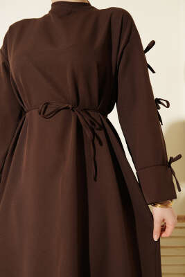Kol Fiyonklu İp Kuşaklı Dabıl Elbise Kahve - Elbise