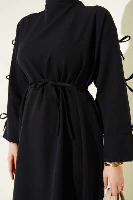 Kol Fiyonklu İp Kuşaklı Dabıl Elbise Siyah - Elbise