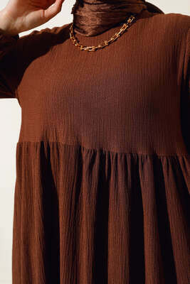 Kol Lastikli Bürümcük Elbise Kahve - Tesettür Elbise