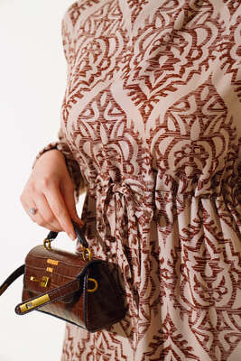 Kol Lastikli Desenli Elbise Latte - Tesettür Elbise