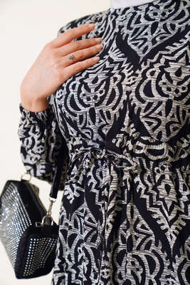 Kol Lastikli Desenli Elbise Siyah - Tesettür Elbise