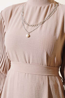 Kol Piliseli Elbise Bej - Elbise