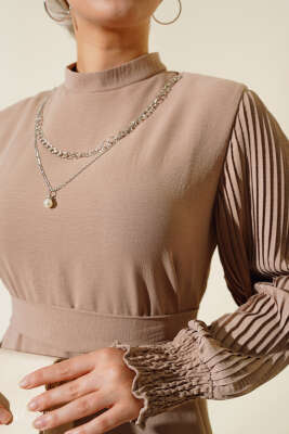 Kol Piliseli Elbise Latte - Tesettür Elbise