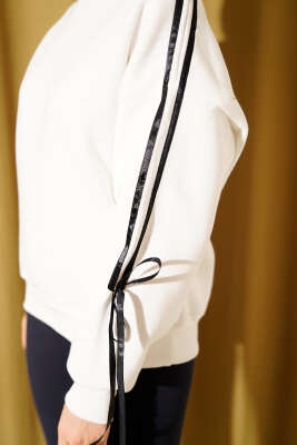 Kol Şeritli Fiyonklu Üç İplik Sweatshirt Ekru - Kadın Giyim Modelleri