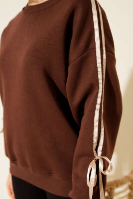 Kol Şeritli Fiyonklu Üç İplik Sweatshirt Kahve - Kadın Giyim Modelleri