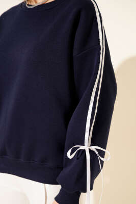 Kol Şeritli Fiyonklu Üç İplik Sweatshirt Lacivert - Kadın Giyim Modelleri