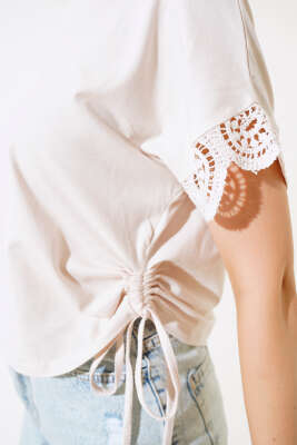 Kol Ucu Dantelli T-shirt Bej - Kadın Giyim Modelleri