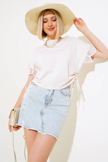 Kol Ucu Dantelli T-shirt Bej - Yeni Giyim