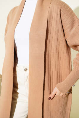 Kol Ucu Düğmeli Şal Yaka Triko Hırka Latte - Hırka