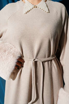 Kol Ucu Kürklü Fitilli Kaşe Elbise Bej - Elbise