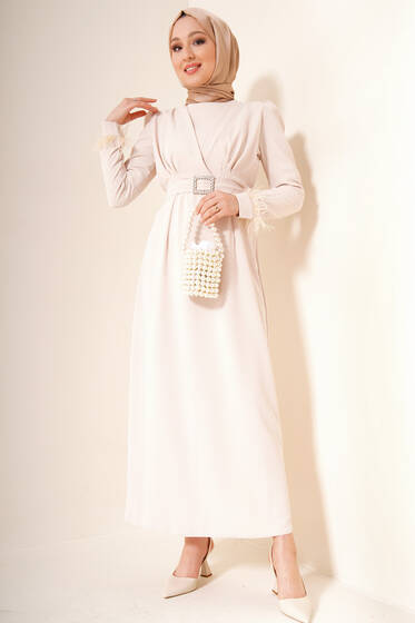 Kol Ucu Tüylü Kemerli Elbise Bej - Tesettür Elbise