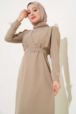 Kol Ucu Tüylü Kemerli Elbise Sütlü Kahve - Tesettür Elbise