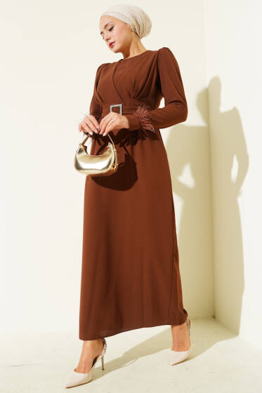Kol Ucu Tüylü Kemerli Elbise Taba - Tesettür Elbise