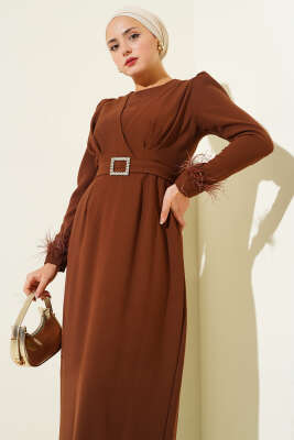 Kol Ucu Tüylü Kemerli Elbise Taba - Tesettür Elbise