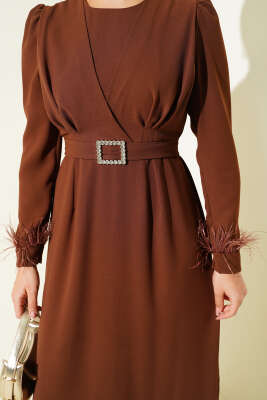 Kol Ucu Tüylü Kemerli Elbise Taba - Tesettür Elbise