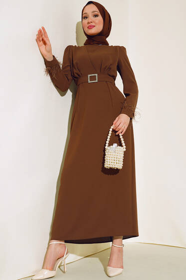 Kol Ucu Tüylü Kemerli Elbise Tarçın - Tesettür Elbise