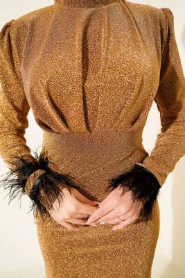 Kol Ucu Tüylü Simli Abiye Elbise Gold - Elbise