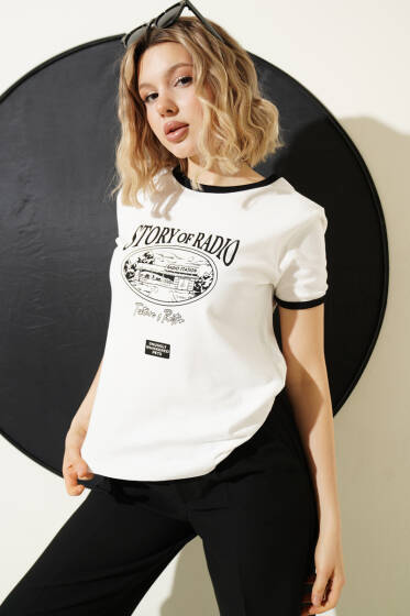 Kol Ve Yaka Biyeli Yazılı T-shirt Ekru - Kadın Giyim Modelleri