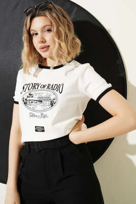 Kol Ve Yaka Biyeli Yazılı T-shirt Ekru - Kadın Giyim Modelleri