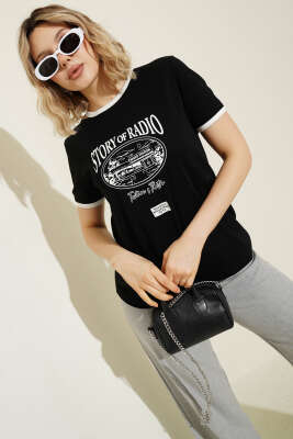 Kol Ve Yaka Biyeli Yazılı T-shirt Siyah - Kadın Giyim Modelleri