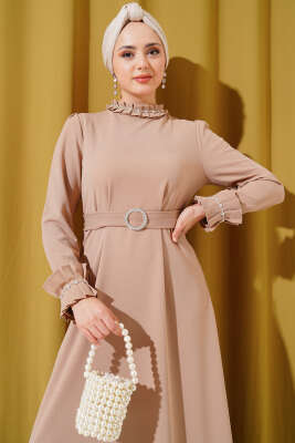 Kol ve Yaka Pliseli Taşlı Elbise Camel - Tesettür Elbise