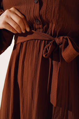 Kolları Boncuk Detaylı Kuşaklı Elbise Kahve - Elbise