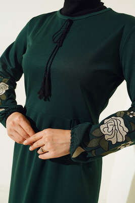 Kolları Çiçek Nakışlı Elbise Zümrüt Yeşil - Thumbnail