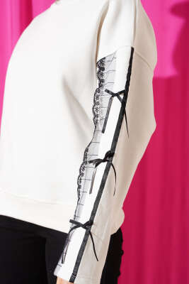 Kolları Dantelli Fiyonklu Sweatshirt Ekru - Kadın Giyim Modelleri