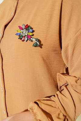 Kolları Fırfırlı Renkli Çiçek Broşlu Ayrobin Takım Latte - Thumbnail