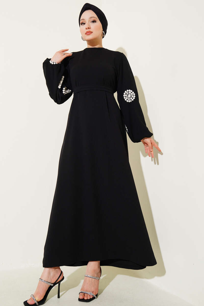 Kolları Nakışlı Kuşaklı Elbise Siyah