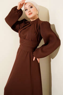 Kolları Piliseli Kuşaklı Abiye Elbise Kahve - Elbise
